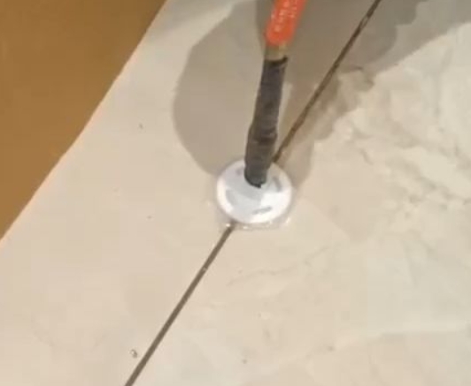 新都瓷砖空鼓维修公司专业解答瓷砖在铺贴过程中，如果没有涂抹均匀到位的粘结材料（如水泥砂浆或瓷砖胶），可能会导致以下问题