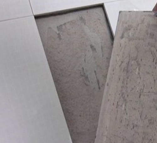 新都瓷砖空鼓维修公司分享瓷砖铺贴时如果打浆（即涂抹在瓷砖背面和基层上的砂浆或瓷砖胶）过少，会带来以下问题